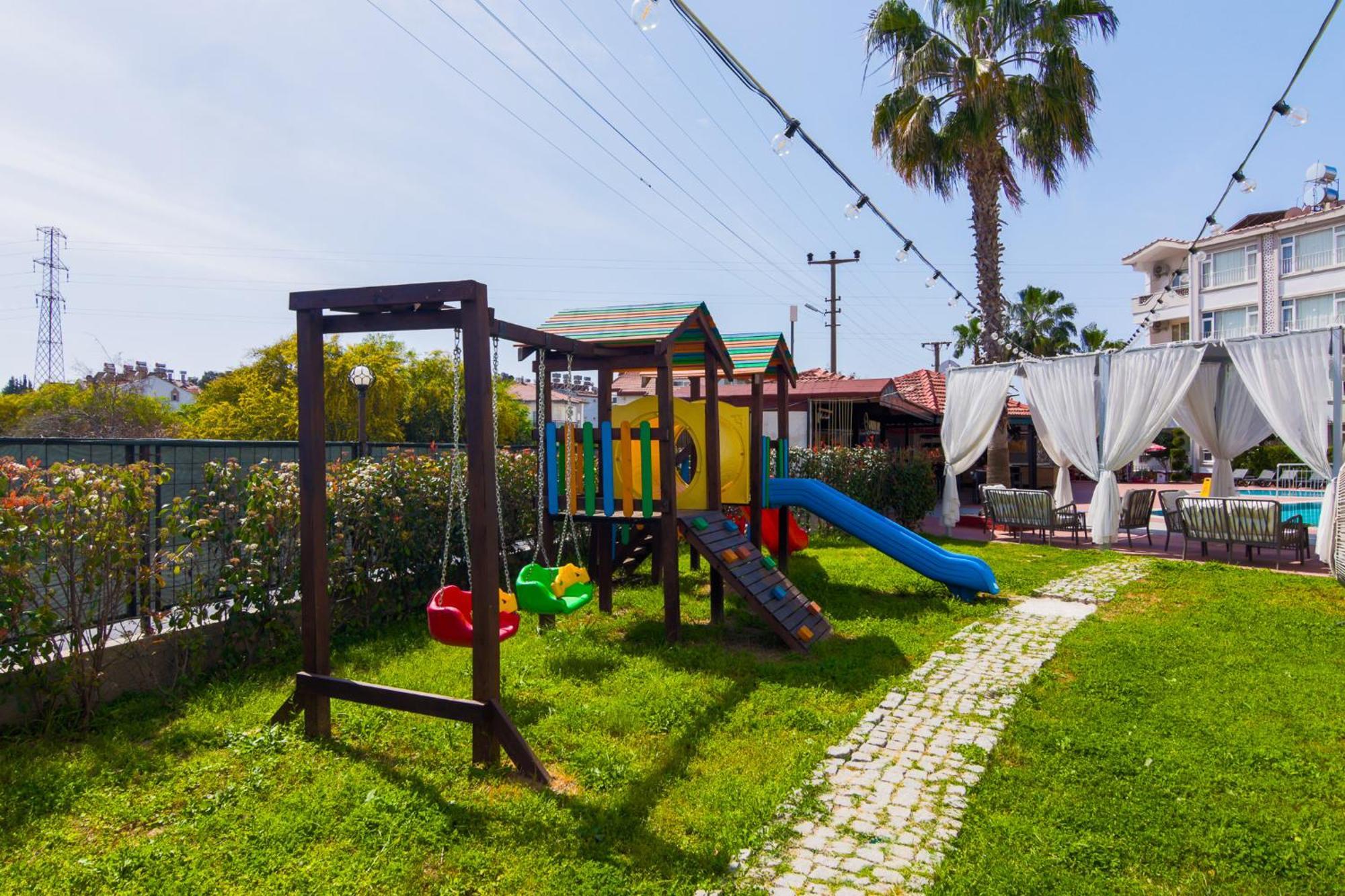 New Garden Hotel Side Exterior foto